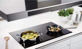 Sử dụng bếp từ là một xu hướng hiện đại mà các gia đình trẻ đang hướng tới. Ảnh minh họa.