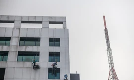 Cược mạng sống với nghề lau kính nhà cao tầng ở Sài Gòn