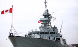 Chiến hạm HMCS Vancouver cập cảng Sài Gòn. Ảnh: Quốc Thắng.