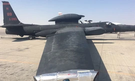 Một chiếc U-2 trước khi cất cánh thực hiện nhiệm trinh sát mục tiêu phiến quân IS. Ảnh: CNN.