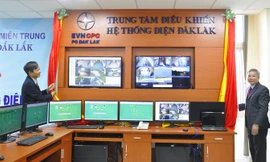 Ông Trần Đình Nhân (trái) TGĐ TCT Điện lực Miền Trung và ông Nguyễn Văn Thân GĐ Cty Điện lực Đắk Lắk kéo băng khánh thành Trung tâm điều khiển điện từ xa.