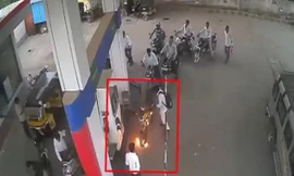 Người đàn ông vất xe bỏ chạy khi phát hiện có lửa.