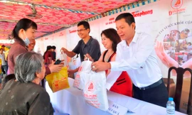 Đại diện báo Tiền Phong tại TPHCM – Nhà báo Lý Thành Tâm cùng vợ chồng ông Nguyễn Ngọc Lang, Tổng giám đốc Cty Mỹ Phẩm Đăng Dương trao quà cho bà con. Ảnh Việt Văn.