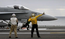 Các kỹ thuật viên chuẩn bị phóng một tiêm kích F-18. Ảnh: Wikipedia.