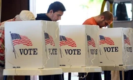 Cử tri Mỹ bỏ phiếu. Ảnh: Reuters.