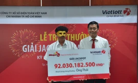 Theo yêu cầu của người trúng thưởng: Vietlott chỉ được công bố tên, địa chỉ tỉnh thành đang cư trú và hình ảnh che mặt người trúng thưởng.