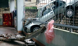 Ôtô ghim chặt đầu vào hàng rào ký túc xá đại học Khánh Hòa. Ảnh: An Phước.