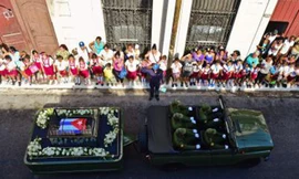 Người dân Cuba vĩnh biệt Lãnh tụ Fidel Castro khi đoàn xe tang mang tro cốt của ông đi qua tỉnh Matanzas ngày 30/11. Ảnh: EPA/TTXVN.