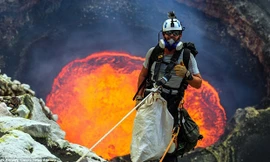 Du khách liều mình ngủ gần miệng núi lửa
