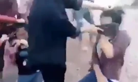 Sốc với hình ảnh nữ sinh cầm dép tát vào mặt bạn bồm bộp