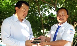 Tài xế Tuấn (phải) trả hai điện thoại Vertu gần 1 tỷ đồng cho khách để quên. Ảnh: N.X.