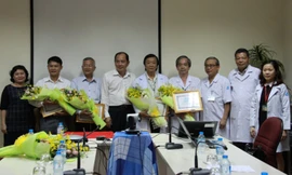 Sở Y tế TPHCM khen tặng tập thể bác sĩ đã tham gia cứu sống em bé. Ảnh: Quốc Ngọc.