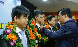 Bí thư thứ nhất T.Ư Đoàn Lê Quốc Phong trao phần thưởng Quả Cầu Vàng 2016