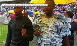 Khoe của bằng cách dán tiền lên quần áo để đi khắp làng