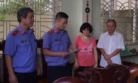 Cán bộ Viện kiểm sát nhân dân tối cao đọc lệnh bắt ông Chinh.