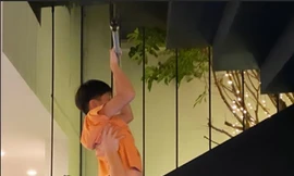 Khoảnh khắc Kim Lý chơi vui với con trai Hồ Ngọc Hà gây chú ý