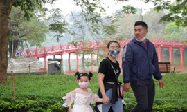 Nhiều điểm du lịch đóng cửa, người dân Hà Nội đổ ra các tuyến phố lớn dịp lễ 30/4