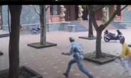 Bản tin 8H: Thực hư clip sư thầy cầm chổi đánh đuổi người đi lễ chùa