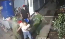 Bản tin 8H: Giáng cấp bậc hàm đại uý công an đá người say rượu