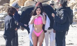 Kim Kardashian lại gây tranh cãi vì ‘siêu vòng ba’ bất thường