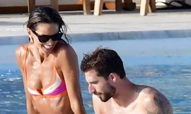 Siêu mẫu nóng bỏng với bikini, hôn thủ môn tuyển Đức 