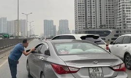 Bản tin 8H: Tài xế Porsche chặn đầu, nhổ nước bọt vào xe khác ở Hà Nội