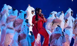 Màn trình diễn của nữ ca sĩ tỷ phú quá gợi dục