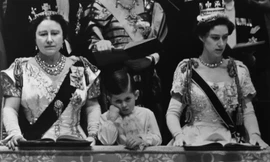 Bức ảnh Vua Charles buồn chán trong lễ đăng cơ của mẹ gây sốt