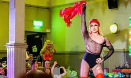 Nghệ sĩ mặc nội y, nhảy múa khiêu khích trước mặt trẻ sơ sinh gây phẫn nộ