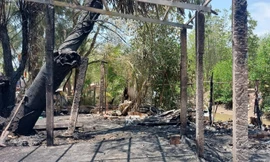 Bản tin 8H: 3 ngôi nhà của 3 anh em ruột cháy rụi vào rạng sáng