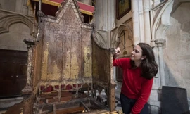 Tân trang ngai vàng 700 năm tuổi trước lễ đăng cơ của Vua Charles