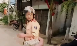 Bản tin 8H: Cán bộ CSGT nổ súng chỉ thiên khi bị nhóm người tấn công