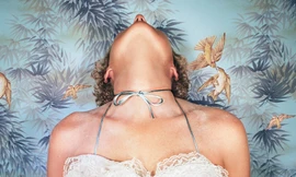 Lý do bức ảnh người phụ nữ bị dây váy thít cổ gây tiếng vang suốt 4 thập kỷ