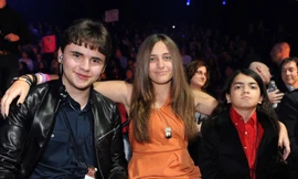 Hai con trai Michael Jackson hiếm hoi xuất hiện