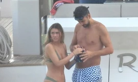 Bất chấp bị cả thế giới ghét bỏ, bạn gái kém 12 tuổi và Pique vẫn hạnh phúc