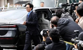 Xe sang chở G-Dragon đến trình diện cảnh sát cháy hàng