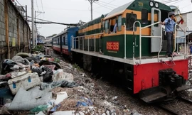 Cuộc chiến với những người lạ mặt sau 0h trên tuyến đường sắt TPHCM