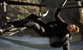 Tom Cruise vào trụ sở Scientology bằng trực thăng mặc đám đông biểu tình