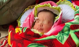 Bản tin 8H: Con bị bỏ rơi ở miệng cống, chỉ huy trưởng quân sự xã nói không biết vợ mang bầu