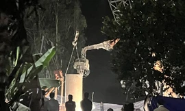 Bản tin 8H: Lồng ống thép nhổ trụ bê tông lên mặt đất cứu bé trai 10 tuổi