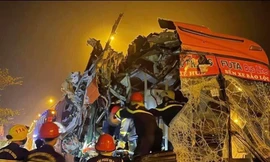 Bản tin 8H: Xe khách tông đuôi xe tải đang dừng, 16 người thương vong