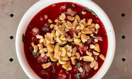 Gia đình 7 người cùng nhập viện nghi do ăn tiết canh bò