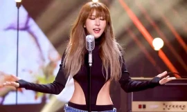 Nữ ca sĩ bị cấm sóng vì quá khiêu gợi