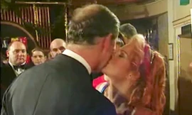 Vua Charles gặp lại nữ ca sĩ sau nụ hôn nổi tiếng 26 năm trước