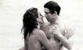 Bức ảnh người mẫu hôn trộm Vua Charles trong lúc tắm biển 44 năm trước