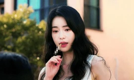 Tranh cãi ‘nữ hoàng cảnh nóng’ hút thuốc lá thật 