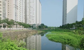  Lấp kênh rạch làm bãi giữ xe, chiếm vỉa hè, bờ sông làm của riêng?