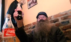 Suốt 40 năm chỉ uống Coca-Cola