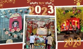 Các trung tâm thương mại ở TP.HCM đồng loạt "thay áo" đón Tết: Mèo thần tài "chiếm sóng"