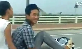 Chở bạn gái, lái xe...bằng chân